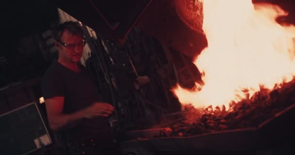 Forgeron travaillant le fer sur une forge avec feu — Video