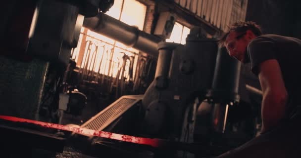 Martelo mecânico de ferro brilhante em forja de ferreiro — Vídeo de Stock