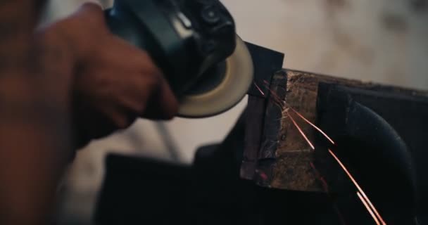 Rzemieślnik umiejętnie pracuje młynek w nieczysty warsztaty — Wideo stockowe