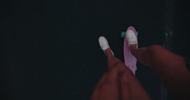 Skater girl riding her board — Stock Video