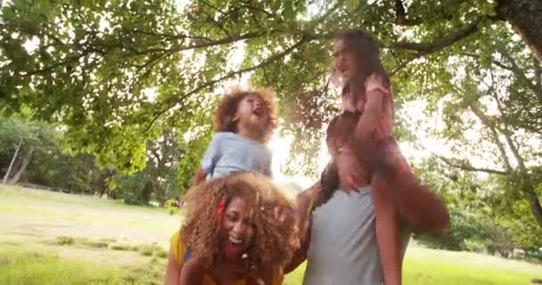 Família rindo e aproveitando a tarde com confete — Vídeo de Stock