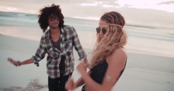 Flickan ler i mitten av gruppen på stranden — Stockvideo