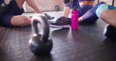 Kurtarma ve spor salonunda nemlendirici arkadaşlar