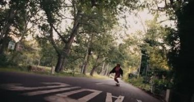 Kız bir yol boyunca onun longboard tesisi