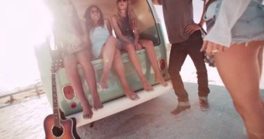 arkadaşlar açık retro van arkasına oturmak