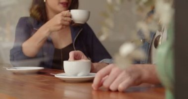 Cafe Tezgahında Eller dokunmalı kahve fincanları