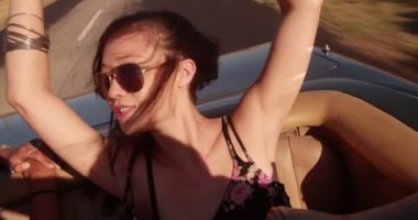 Kız bir Cabrio araba kaldırdı kollarını