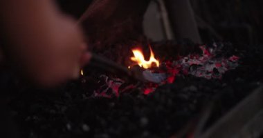 Parlak metal fırın kerpeten ile tutarak demirci