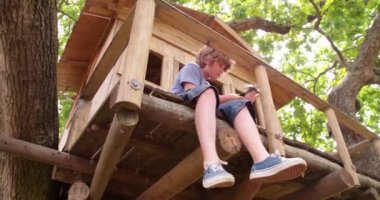 Çocuk Treehouse ağacında yaprakları ile onarma