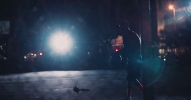 Basketbolcu Gece Sahada Tek Başına Pratik Yapıyor