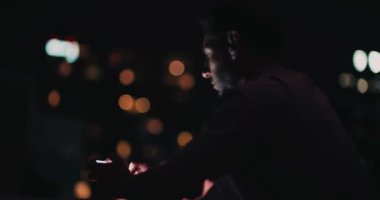 Balkonda akıllı telefon kullanarak iş adamı  