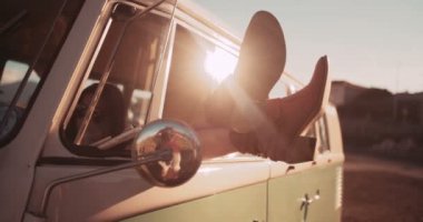 kadın vintage van ile bir araba gezisi sırasında rahatlatıcı