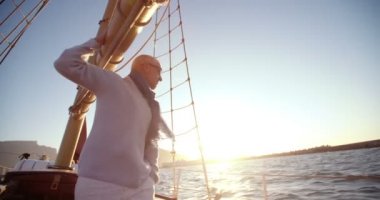 okyanusa bakan olgun adam