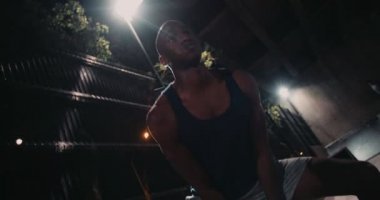 Bir su ısıtıcısı çan halter ile Afrikalı-Amerikalı egzersiz