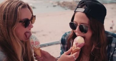 Patenci kız açık havada bir dondurma ile gülümseyen