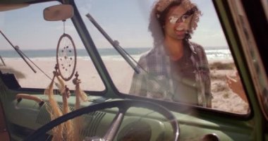 Sandy Beach önünde kucaklayan Çift