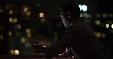 Balkonda akıllı telefon kullanarak iş adamı 