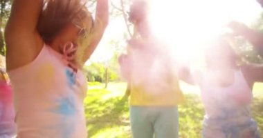 Grup kutluyor Holi Festival Park