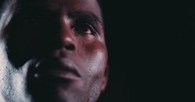 Basketbolcu Doğrudan İleriye Bakıyor