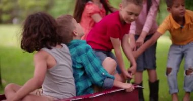 Çocukluk arkadaşları ile birlikte bir vagon bir parkta oynarken