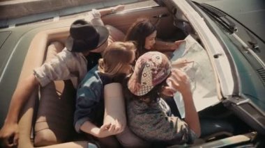 arkadaşlar onların yolculuğa Plajı'nda planlama