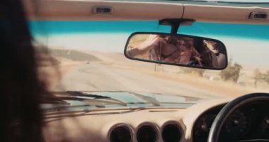 Vintage üstü açık bir arabayla oturan genç kız