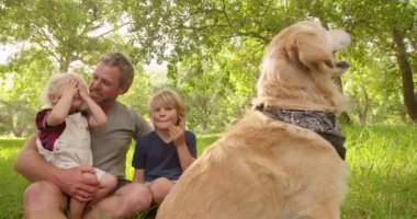 Baba ile oğlu ve onların köpek dış çalış