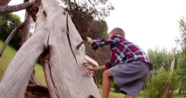 Oturum açma bir ahşap oyuncak uçak iniş çocuk