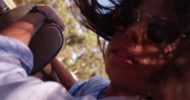 Kız rahatlatır ve saçlarını üfleme Rüzgar sahiptir