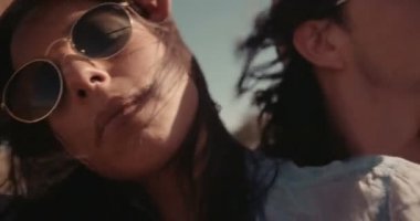 Erkek kucaklama kız bir Cabrio araba