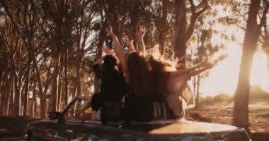 arkadaşlar onların yolculuğa sevinçle kucaklayan