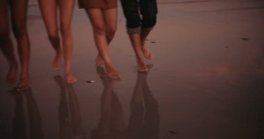 Kumsalda yalınayak ve mutlu yürüme arkadaşları