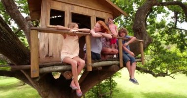 Birlikte arkadaş gülümseyen bir treehouse çocuklarda