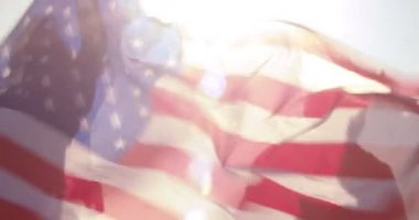 Arkadaş grubu Amerikan bayrağı bir rüzgar Parkı ziyaret