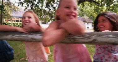 ahşap bir çit zemin üzerinde diz çökmüş arkadaşlar