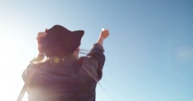 Hippi kız martı el ile besleme