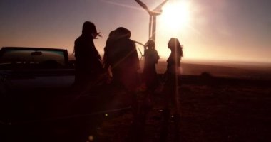 Arkadaşlar eski model Cabrio araba gitar çalmak