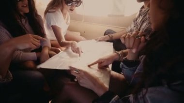 harita vintage Van'da bakarak arkadaşlar