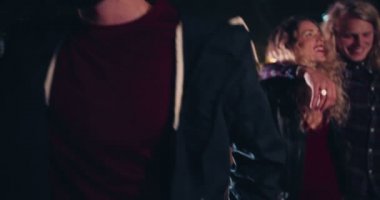 Akşamları, dışarı asılı hipster arkadaşlar