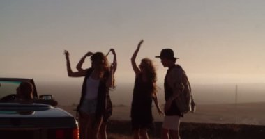 Bir yaz akşamı açık parti arkadaşları