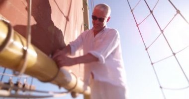 adam onun yatta Ana yelken için katılıyor