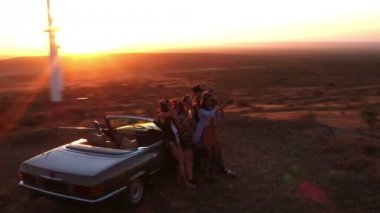 arkadaşlar telefon ile günbatımı sırasında selfie alarak