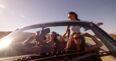 Bir grup insan Cabrio araba yolculuğa