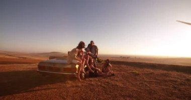 arkadaşlar enjoing zaman gitar ile birlikte