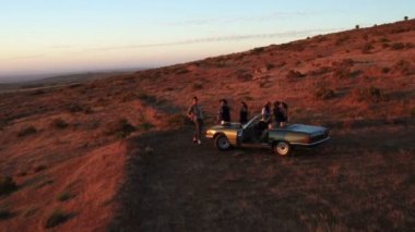 Onlar yolculuğa durdurmak iken selfie alarak arkadaşlar