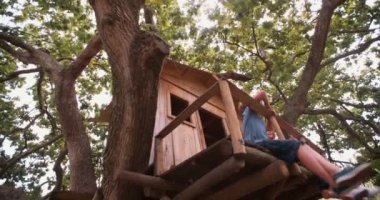 ahşap bir treehouse oynarken konuşmayı çocuk