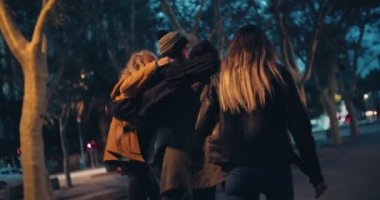 bir gece çekerken kucaklayan çiftler dışında yürüyüş