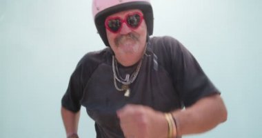 pembe kask giyiyor ve dans adam