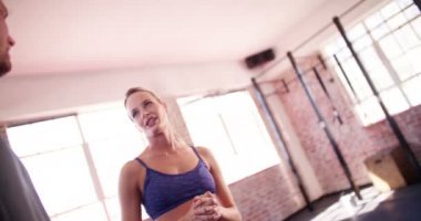 Söz ve spor salonunda bir mola sırasında şaka arkadaşlar