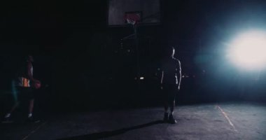 Basketbolcu Basket içine Top Atma